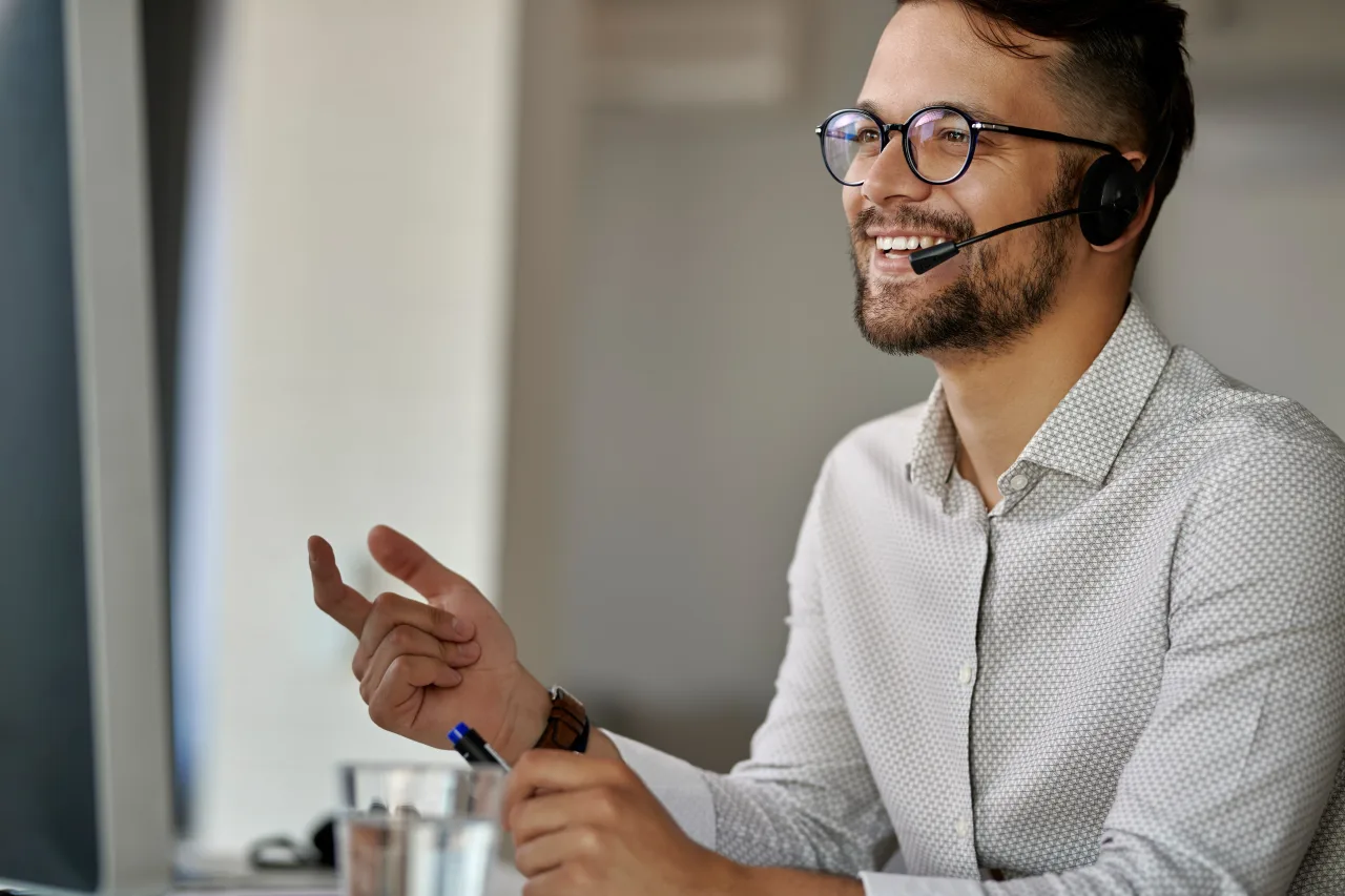Especialista de atendimento usando headset